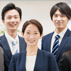 スーツを着た複数の男女